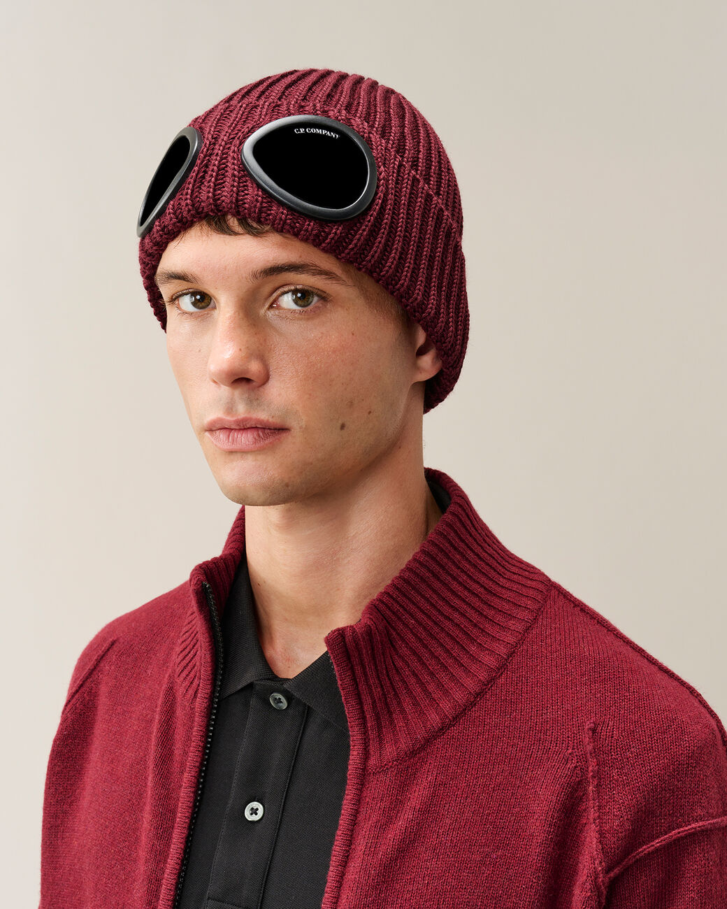 C.P. Company Berretto Con Occhiali In Lana Merinos Extrafine Bordeaux